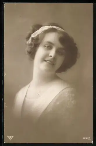 Foto-AK BNK Nr. 34101/6: Junge Frau mit Haarband