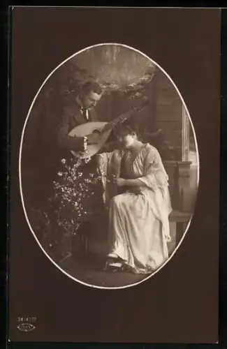 Foto-AK BNK Nr. 34747/2: Herr spielt für Dame Gitarre