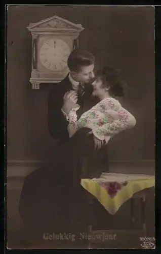 Foto-AK BNK Nr. 35020/5: Liebespaar vor einer Uhr, Neujahrsgruss