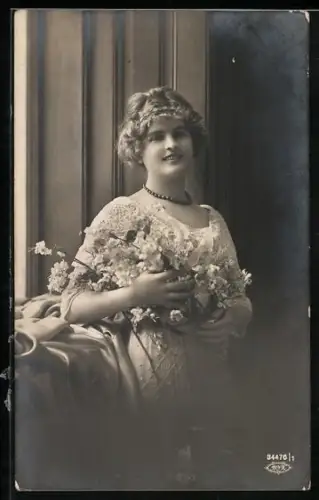 Foto-AK BNK Nr. 34476/1: Fräulein mit Blumen