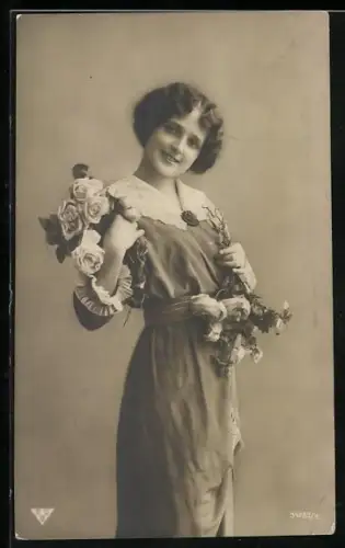 Foto-AK BNK Nr. 34289/4: Fräulein im Kleid mit Rosen