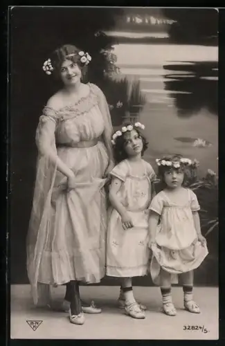 Foto-AK BNK Nr. 32824/5: Frau mit zwei Mädchen