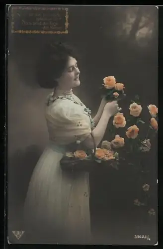 Foto-AK BNK Nr. 33602/4: Junge Frau mit Blumenkorb