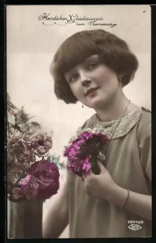 Foto-AK BNK Nr. 35510/2: Fräulein mit Blumen, Glückwunsch zum Namenstag