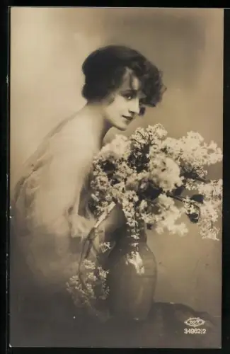 Foto-AK BNK Nr. 34962/2: Fräulein an Blumenvase