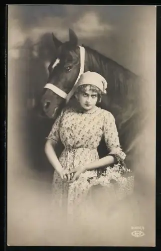 Foto-AK BNK Nr. 34694/5: Junge Frau mit ihrem Pferd