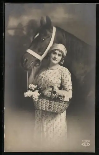 Foto-AK BNK Nr. 34694/4: Junge Frau mit ihrem Pferd