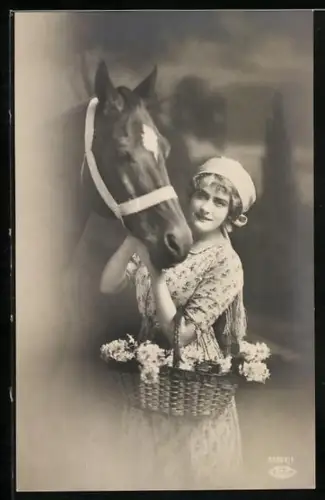 Foto-AK BNK Nr. 34694/1: Junge Frau mit ihrem Pferd
