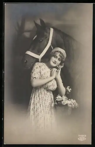 Foto-AK BNK Nr. 34694/6: Junge Frau bei ihrem Pferd