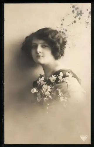 Foto-AK BNK Nr. 34353/1: Junge Frau mit Blumen