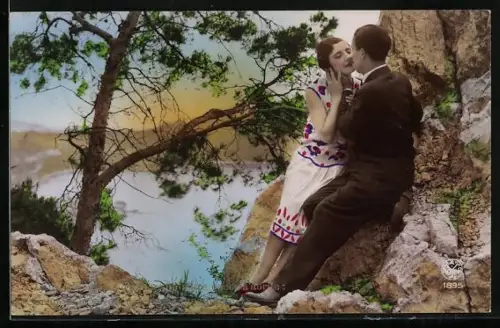 Foto-AK A. Noyer Nr. 1895: Liebespaar beim Kuss am Wasser