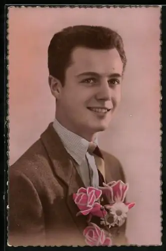 Foto-AK A. Noyer Nr. 2230: Junger Kavalier mit Rosen