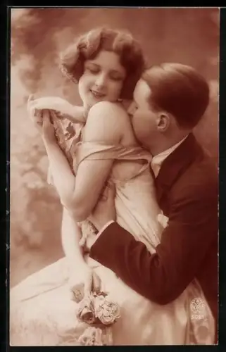 Foto-AK A. Noyer Nr. 5021: Liebespaar umarmt sich, Rosen