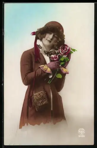 Foto-AK A. Noyer Nr. 3426: Elegante junge Dame mit Rosen