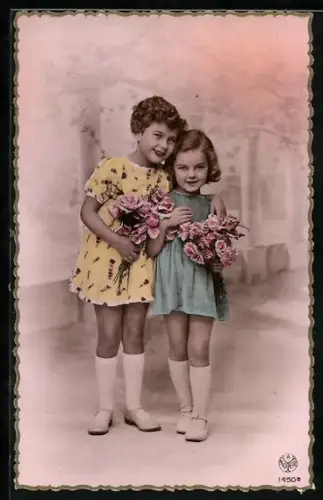 Foto-AK A. Noyer Nr. 1450B: Zwei kleine Mädchen mit Rosensträussen