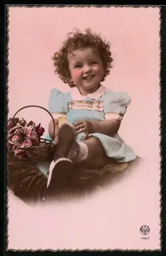 Foto-AK A. Noyer Nr. 1457: Lockiges Kleinkind mit Blumenkorb