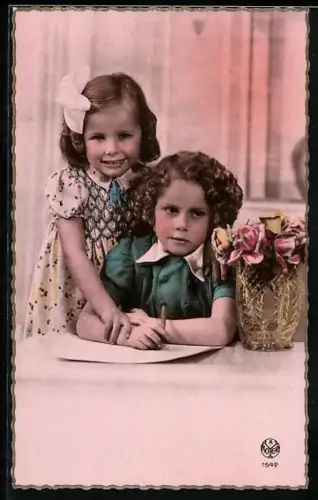 Foto-AK A. Noyer Nr. 1542: Zwei Schulmädchen mit Papier, Stift und Rosen