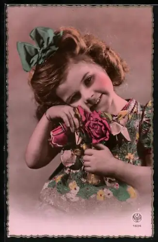 Foto-AK A. Noyer Nr. 1604: Kleines Mädchen mit Haarschleife und Rosen