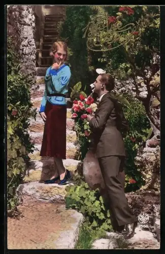 Foto-AK A. Noyer Nr. 2558: Kavalier mit Blumen für ein Mädchen, Bonne Fete