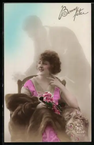 Foto-AK A. Noyer Nr. 3454: Junge Dame im Sessel, Kavalier als Schattengestalt