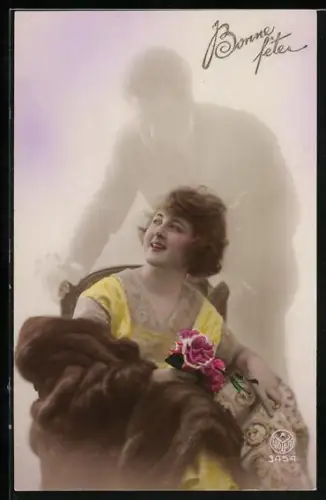 Foto-AK A. Noyer Nr. 3454: Junge Dame mit Pelzmantel, Kavalier als Schattengestalt