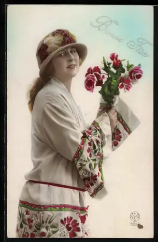 Foto-AK A. Noyer Nr. 3838: Mädchen mit Strohhut und Rosenstrauss