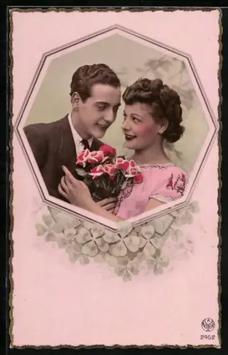 Foto-AK A. Noyer Nr. 2462: Liebespar mit Rosen, Glücksklee