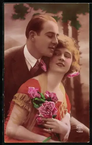 Foto-AK A. Noyer Nr. 4383: Zärtliches Paar mit Rosen
