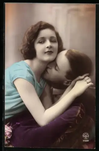Foto-AK A. Noyer Nr. 5039: Zärtliches Liebespaar