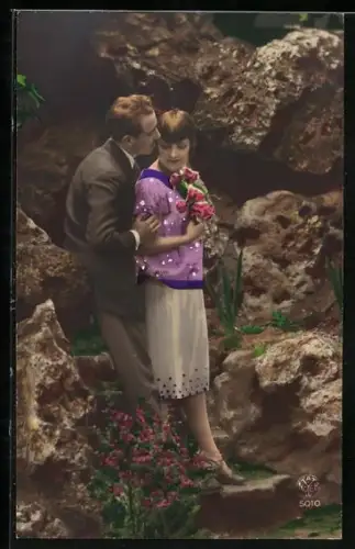 Foto-AK A. Noyer Nr. 5010: Junges Paar inmitten von Felsen