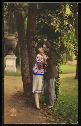 Foto-AK A. Noyer Nr. 5012: Junges Liebespaar beim Stelldichein in einem Park