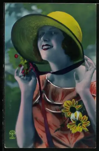 Foto-AK A. Noyer Nr. 3951: Lachendes Mädchen mit Strohhut