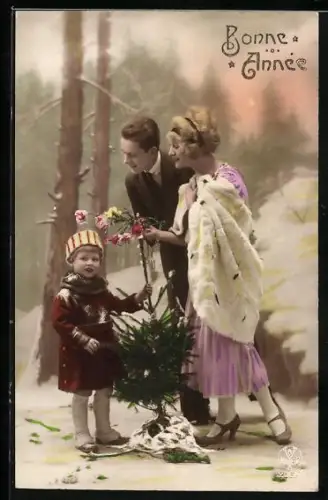 Foto-AK A. Noyer Nr. 2955: Par und Kind mit Weihnachtsbaum im Schnee