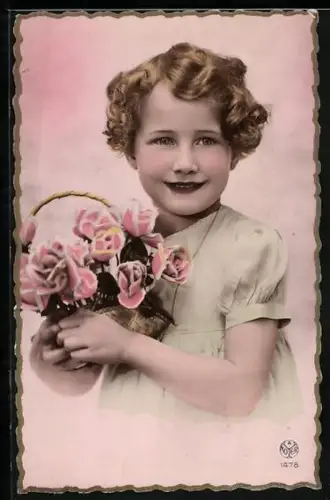 Foto-AK A. Noyer Nr. 1478: Kleines Mädchen mit Rosenkorb