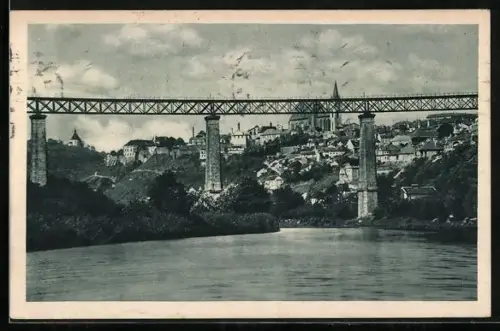 AK Znaim, Eisenbahnbrücke mit Blick zur Stadt