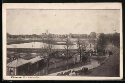 AK Péronne /Nordfrankreich, Ortsansicht mit Gewässer aus der Vogelschau