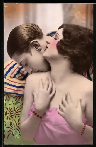 AK Mann küsst seiner Geliebten auf die Schulter, Liebespaar