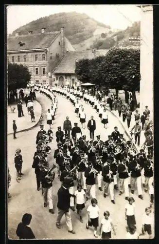 AK Bruck a. Mur, Turnfest 1915, Umzug mit Kindern und Musikern
