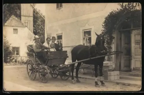 Foto-AK Pötting, Familie in einer Kutsche vor einem Haus