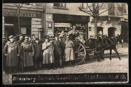 AK Strassburg, Die erste französische Feldküche 1918, Soldaten in Uniformen