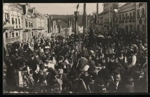 AK Ottensheim /Mühlviertel, 700-Jahrfeier 1928, Geschmückte Strasse mit versammelter Menge