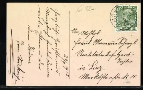 AK Münzbach /O.-Oe., belebte Strassenpartie mit Brunnen