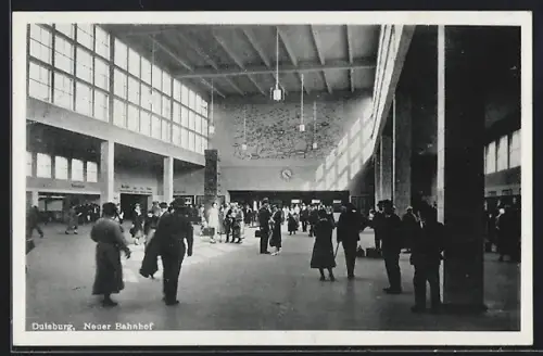 AK Duisburg, Neuer Bahnhof, Innenansicht, viele Reisende
