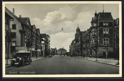 AK Rastatt, Blick in die Bahnhofstrasse mit Wohnhäusern