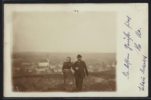 Foto-AK Eibau, Blick auf Unterdorf mit Ehepaar 1899