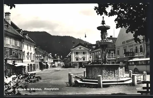 AK Friesach, Hauptplatz mit Hotel Friesacherhof, Brunnen und Geschäften