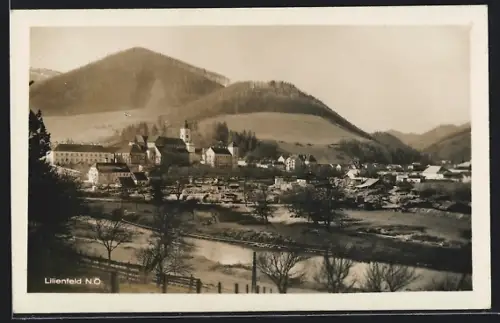 AK Lilienfeld /N. Ö., Panorama mit Kloster