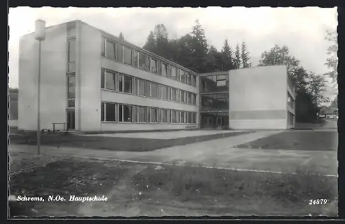 AK Schrems /N.-Oe., Hauptschule, Aussenansicht mit Hof