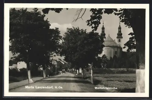 AK Maria Lanzendorf /N.-Oe., Wallfahrtskirche und Strassenpartie