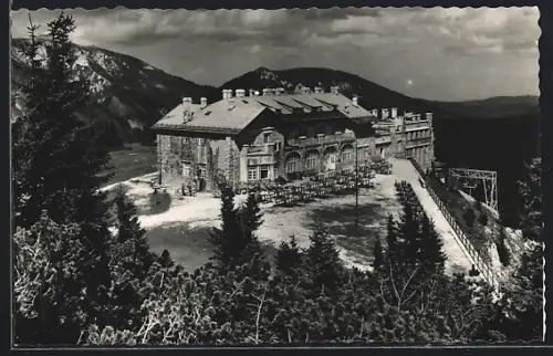 AK Rax, Bergstation Raxbahn mit Blick zum Schneeberg